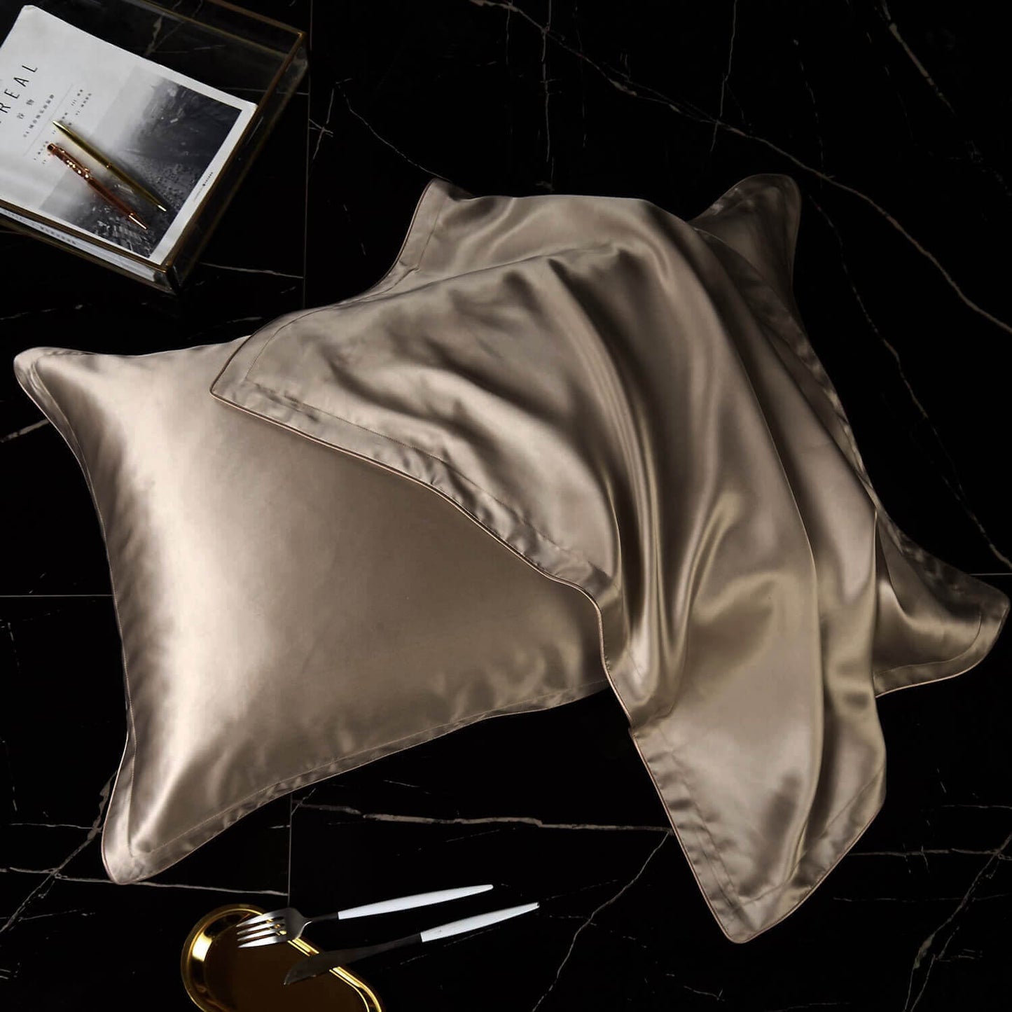 Taie d'oreiller en soie avec volant plat, dessous lyocell coloris cafe