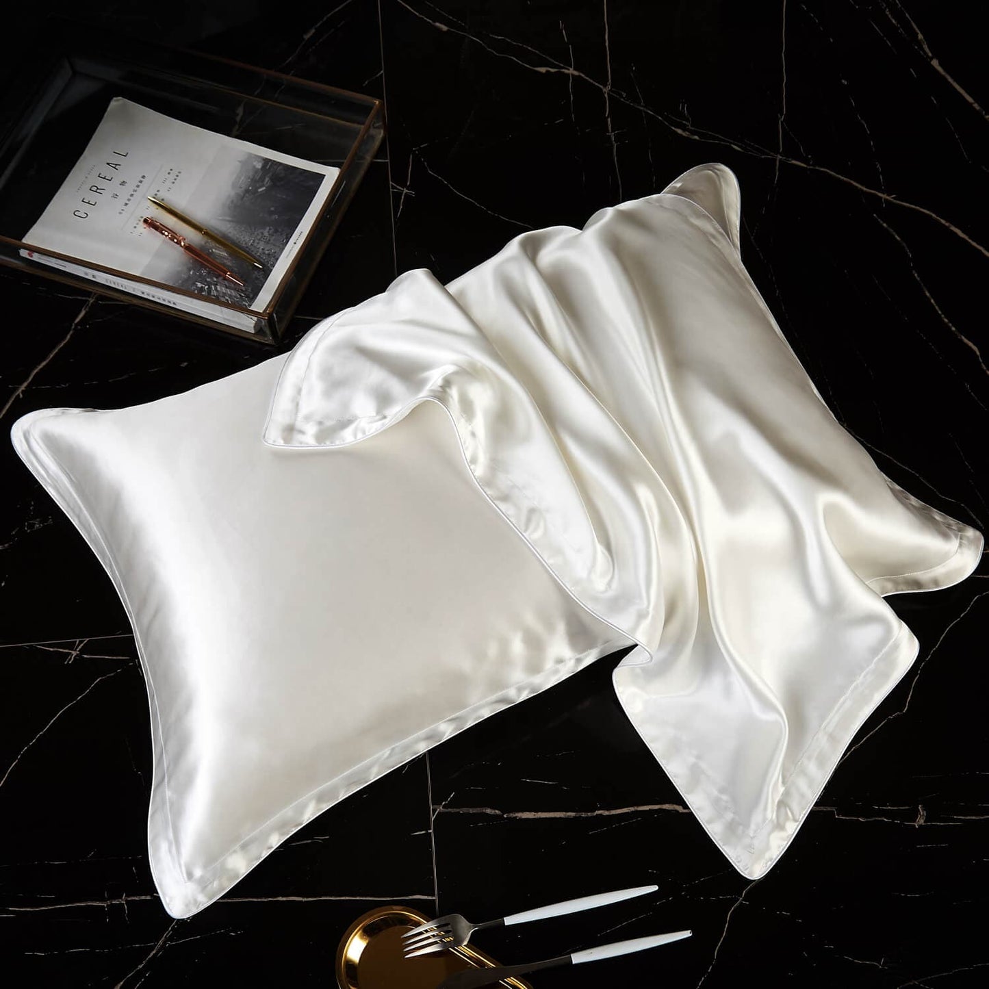 Taie d'oreiller en soie avec volant plat, dessous lyocell coloris blanc