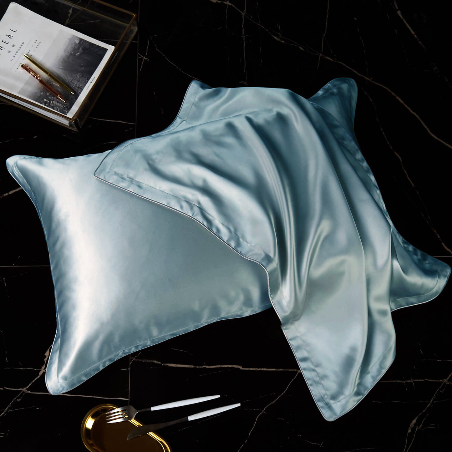 Taie d'oreiller en soie avec volant plat, dessous lyocell coloris bleu clair