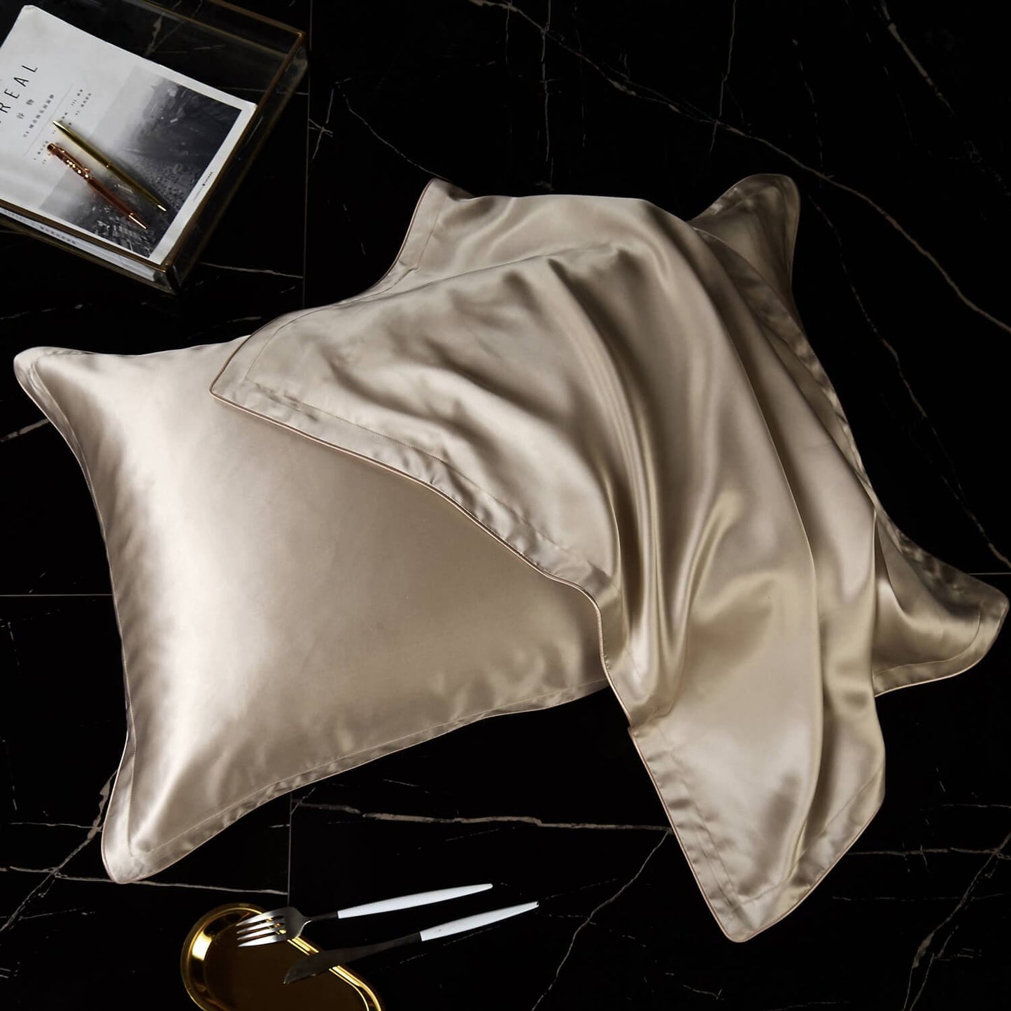Taie d'oreiller en soie avec volant plat, dessous lyocell coloris gold