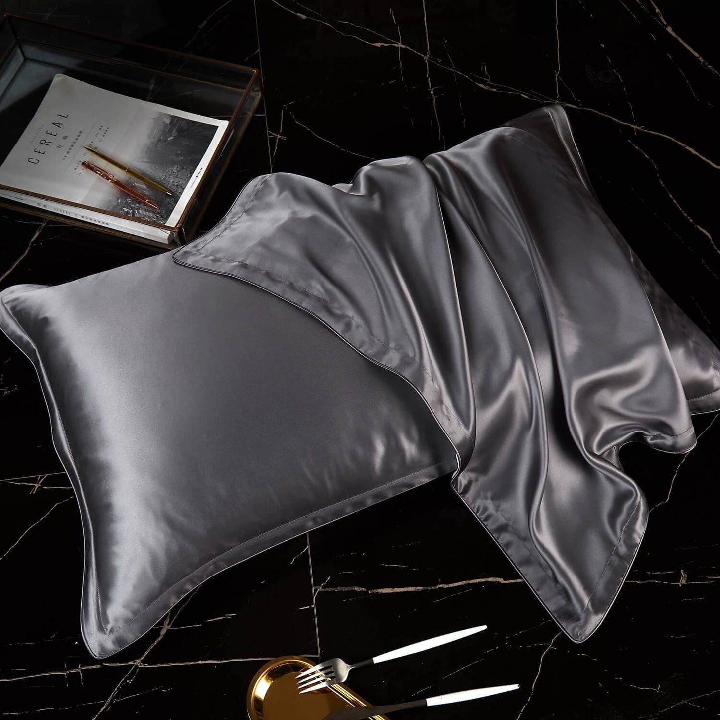 Taie d'oreiller en soie avec volant plat, dessous lyocell coloris gris foncé