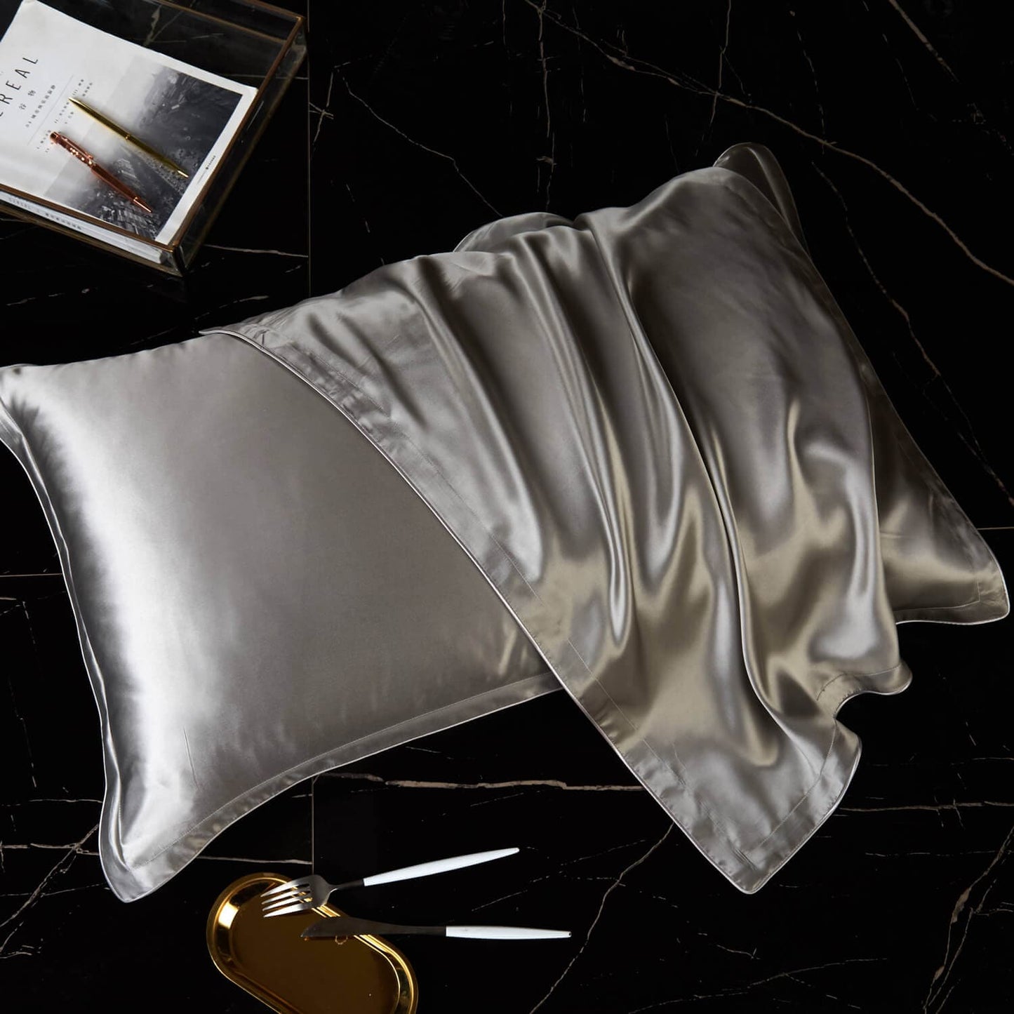 Taie d'oreiller en soie avec volant plat, dessous lyocell coloris gris clair